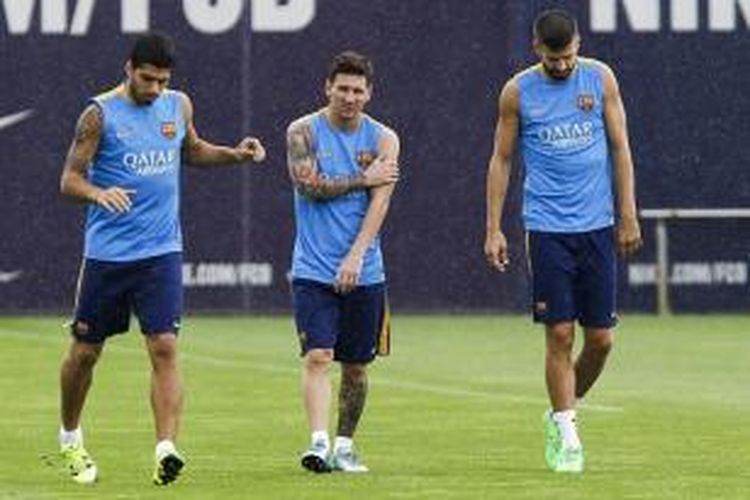 Luis Suarez, Lionel Messi, dan Gerard Pique dalam salah satu sesi latihan di Barcelona. 