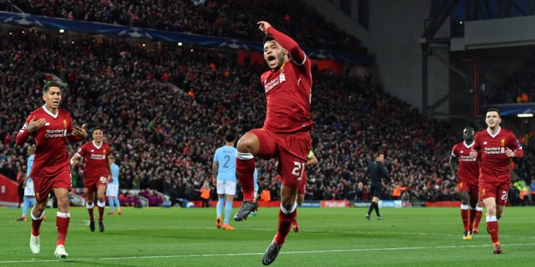 Gelandang Liverpool FC, Alex Oxlade-Chamberlain, merayakan gol yang dicetak ke gawang Manchester City dalam laga leg pertama perempat final Liga Champions di Stadion Anfield, Liverpool, Inggris pada 4 April 2018.
