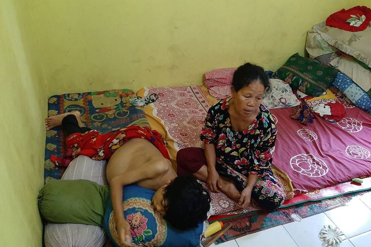 Hadi (17) menderita penyumbatan usus hingga perutnya membuncit. Tujuh tahun belakangan ini dia hanya tergolek di atas kasur di kediamannya di Kampung Panyandungan, Desa Binong, Kecamatan Maja, Kabupaten Lebak, Sabtu (15/8/2020).