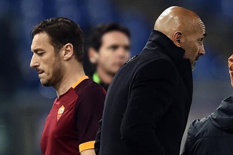 Pelatih AS Roma, Luciano Spalletti (kanan), berpapasan dengan Francesco Totti, dalam lanjutan Serie A kontra Fiorentina di Stadion Olimpico, 4 Maret 2016.