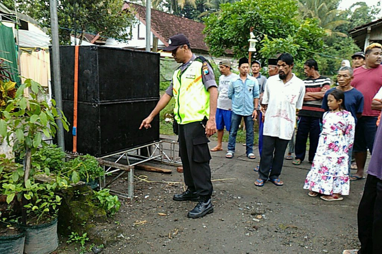 Polisi menunjukkan TKP tewasnya bocah KA di bawah sound system yang ada di Dusun Sumberejo, Desa Karangrejo, Kecamatan Garum, Kabupaten Blitar, Jawa Timur, Senin (25/2/2019).