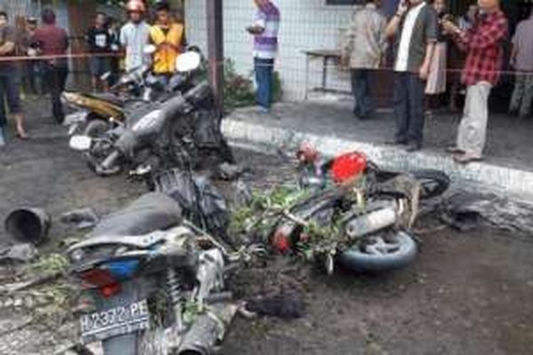 Sejumlah kendaraan sepeda motor mengalami kerusakan akibat ledakan bom molotov di halaman Gereja Oikumene, Sengkotek, Loa Janan Ilir, Samarinda Seberang, Samarinda, Kalimantan Timur, Minggu (13/11/2016). 