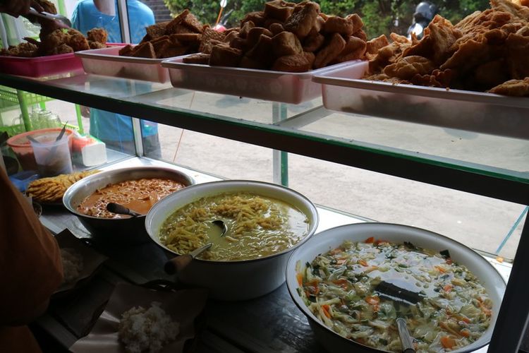 Warung Ayam Geprek Bu Rum dengan sistem prasmanan. Konsumen boleh ambil nasi dan sayur sesuai dengan porsi masing-masing. 