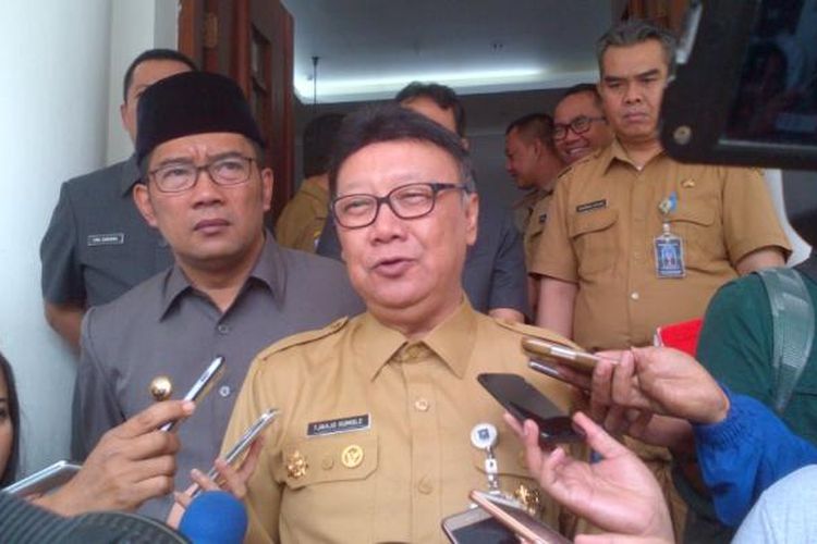 Menteri Dalam Negeri Tjahjo Kumolo saat bertemu dengan Wali Kota Bandung Ridwan Kamil di Balai Kota Bandung, Jalan Wastukancana, Senin (6/3/2017). KOMPAS.com/DENDI RAMDHANI 