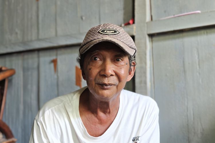 Saat Lansia Masih Harus Bekerja: Kisah Subur Penjaga Malam dari Samarinda