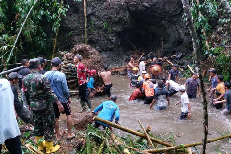 Proses evakuasi jenazah Slamet Junaedi yang tertimpa rumpun bambu di Desa Jugosari, Lumajang, Selasa (17/1/2023)