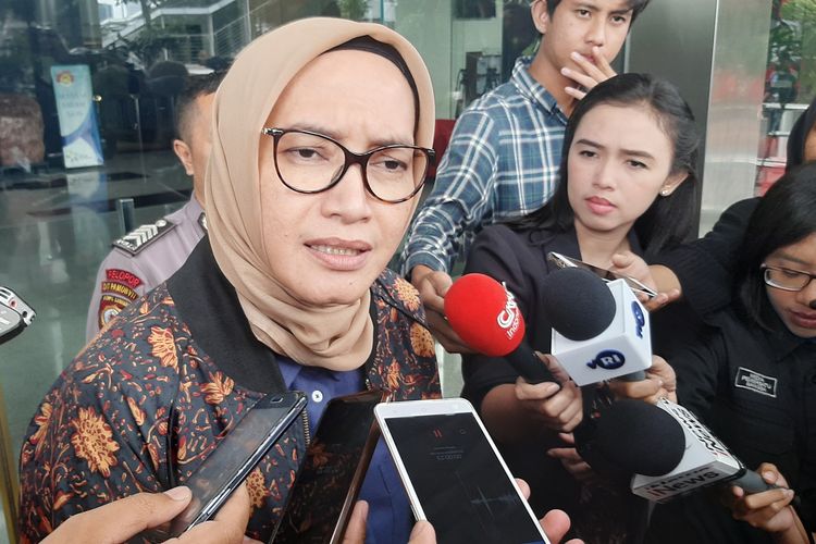 KPU Commissioner Evi Novida Ginting talks to the media (26/2/2020)