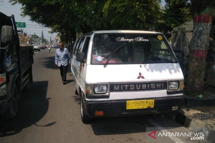 Angkutan umum jenis L300 jurusan Bogor-Cianjur, Jawa Barat, membutuhkan waktu lama untuk mendapat penumpang akibat terkena imbas pembunuhan yang dilakukan oknum supir tembak terhadap mahasiswi IPB yang selama ini kerap mengunakan jasa angkutan tersebut.