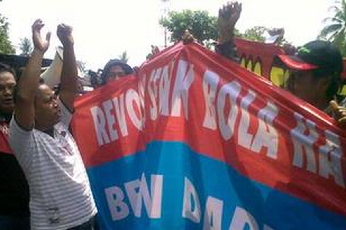 Suporter yang peduli sepak bola ikut hadir di Kongres PSSI II, Sabtu (22/1/2011). Suporter tetap diperbolehkan menghadiri kongres, asal tetap menaati aturan.