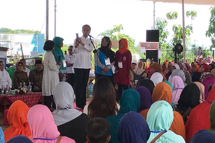 Presiden Joko Widodo saat berdialog dengan ibu-ibu penerima program PNM Mekaar di Magetan, Jawa Timur, Jumat (1/2/2019).