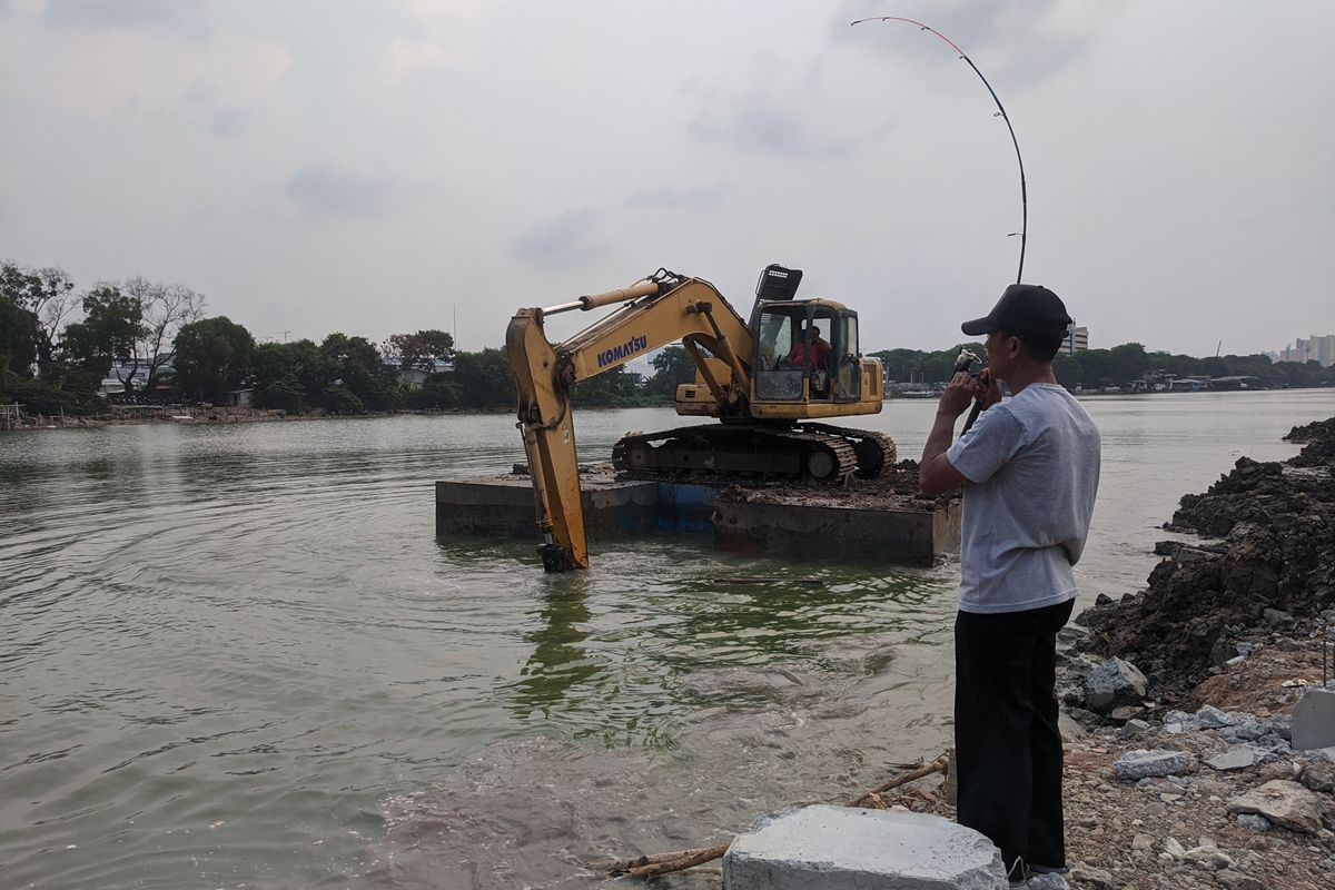 Warga yang tetap sibuk jalani hobi memancing ditengah proses revitalisasi Danau Sunter, Tanjung Priok, Jakarta Utara