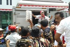 Pendukung Prabowo-Hatta Saling Berebut, Boks Makan Jatuh Berceceran