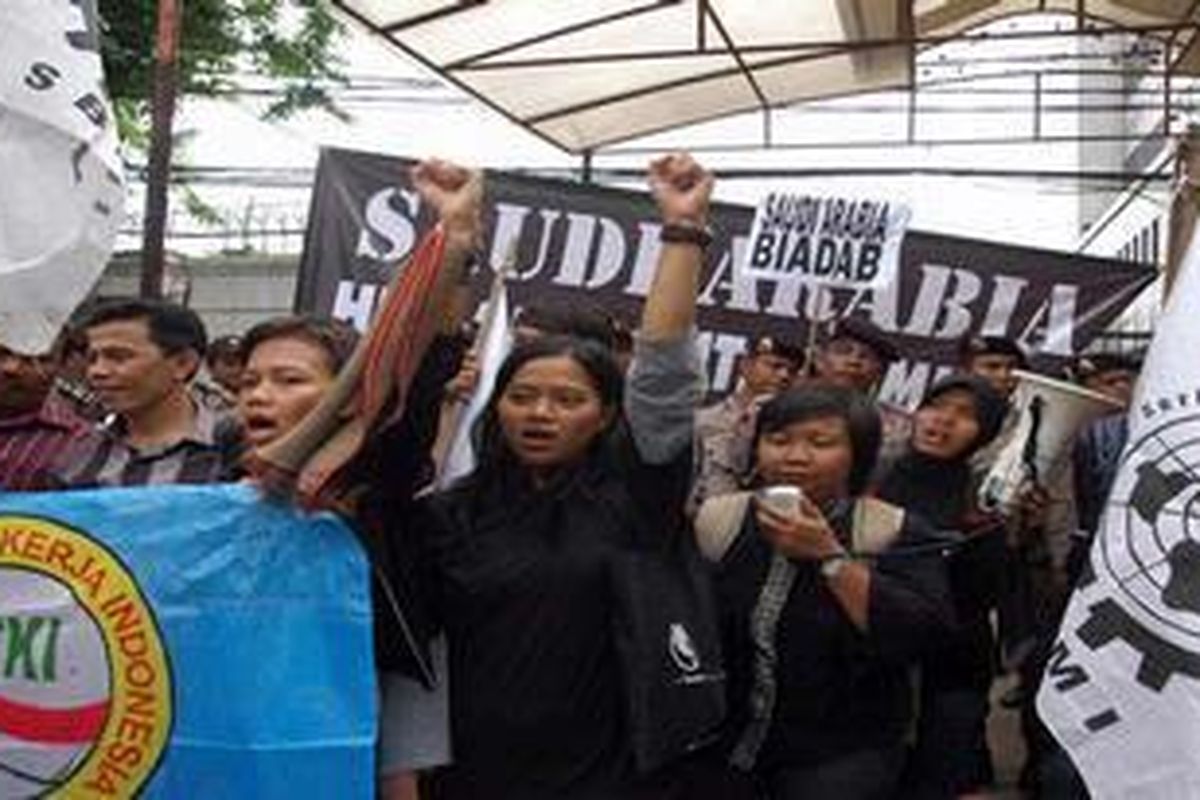 Aktivis dari Asosiasi Tenaga Kerja Indonesia (ATKI) saat berunjuk rasa di depan Kedutaan Besar Arab Saudi, Jalan MT Haryono, Cawang, Jakarta Timur, Jumat (19/11/2010) lalu. 