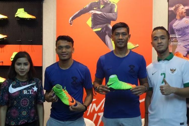 Ferdinand Sinaga (kedua dari kiri) menjadi bintang Nike dalam peluncuran Hypervenom III di Senayan City, Kamis (2/2/2017).