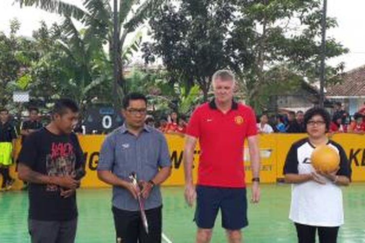 Walikota Bandung, Ridwan Kamil (kedua dari kiri); Legenda Manchester United, Gary Pallister (kedua dari kanan); dan Public Relation Manager GM Indonesia, Maria Sidabutar (kanan), saat peresmian lapangan futsal Bawet di Bandung, Minggu (27/4/2014).