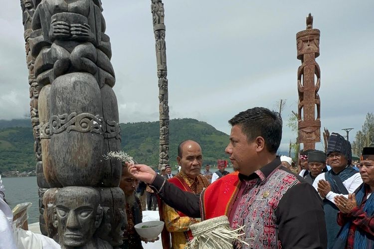 Bupati Samosir Vandiko T. Gultom saat peresmian totem Batak secara adat di Pelataran Totem Dunia, Samosir, dan dilanjutkan dengan peresmian totem Suku Kamoro dari Papua.