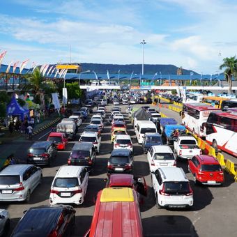Kepadatan kendaraan pemudik terlihat di kawasan Pelabuhan Gilimanuk, Bali, saat antrean mulai terurai dan seluruh kendaraan diarahkan masuk ke buffer zone, Rabu (18/3/2026).
