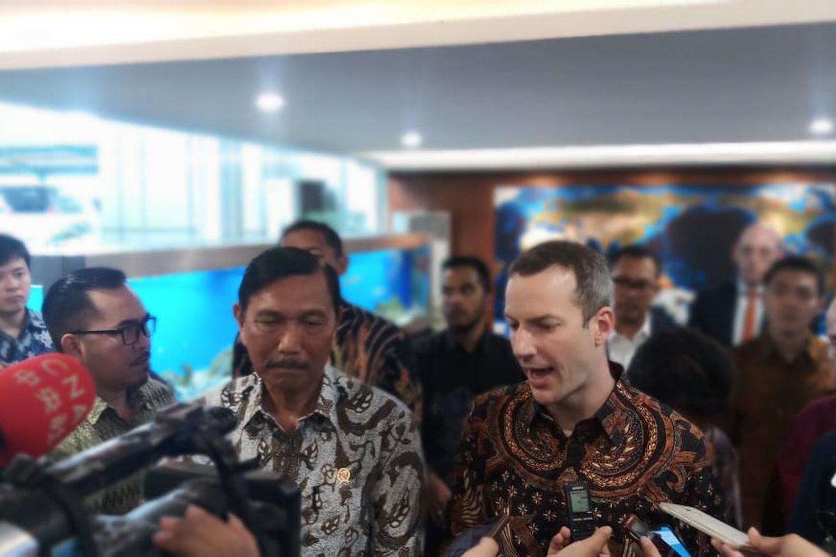 Menko Maritim dan Investasi, Luhut B Pandjaitan mendampingi CEO of DFC Adam Boehler di Kantor Kemenko Marves, Jakarta, Jumat (10/1/2020).