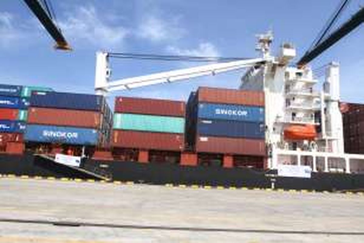 Suasana aktivitas bongkar muat Terminal Peti Kemas Kalibaru atau New Priok Container Terminal usai diresmikan Presiden Joko Widodo, di Jakarta, Selasa (13/9/2016). 