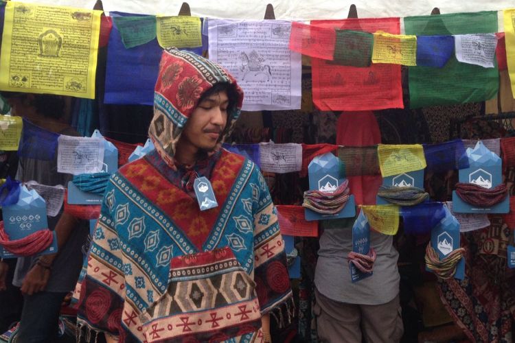 Stan penjual pernak-pernik khas Nepal di IIOutfest 2017.