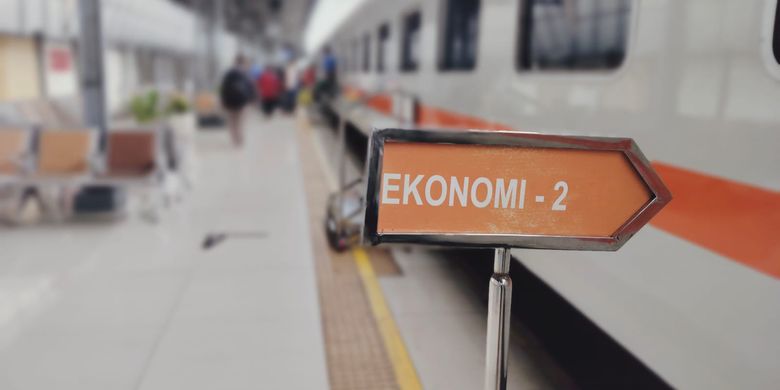 Ilustrasi kereta ekonomi. Jenis kereta ekonomi. Kursi kereta ekonomi.