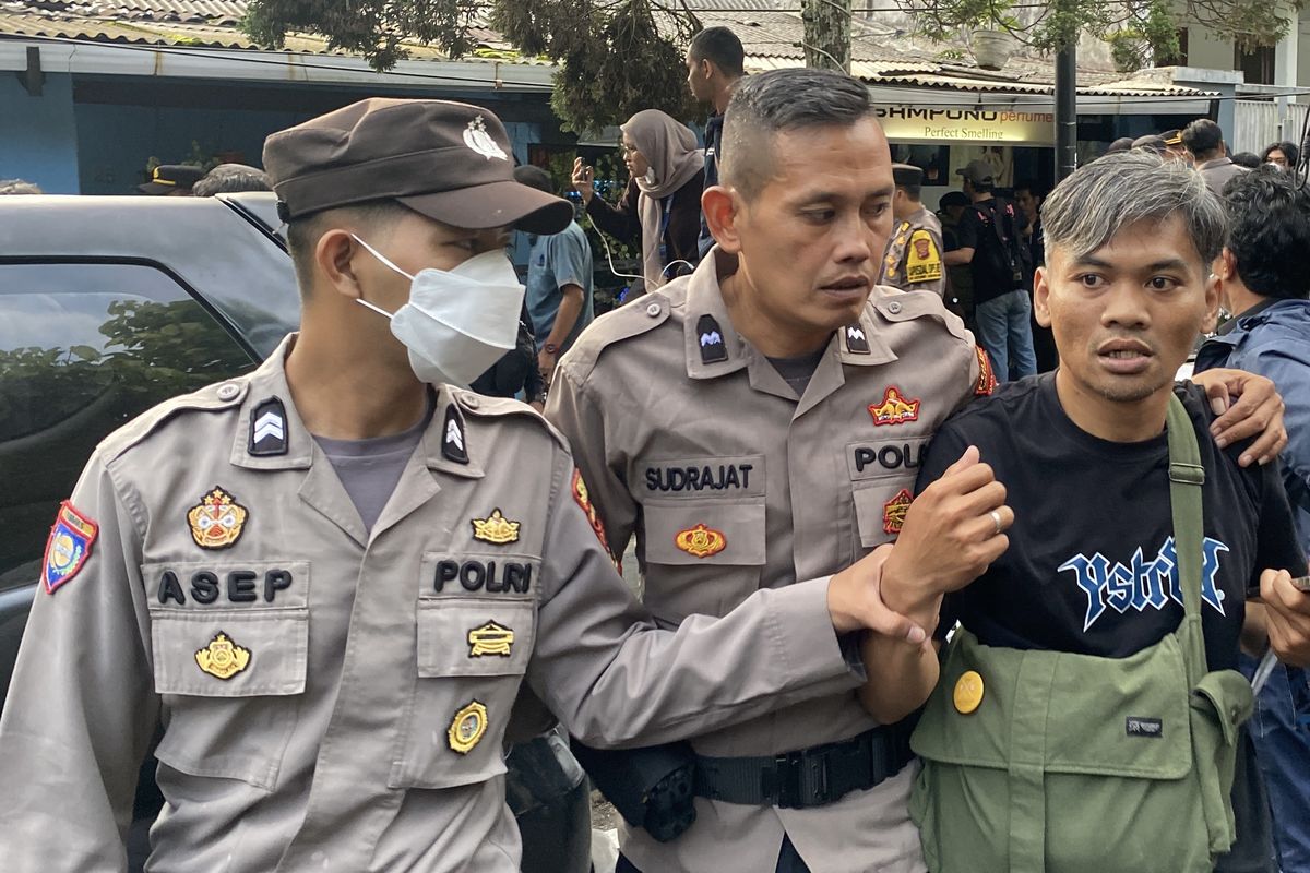 Andri Somantri (paling kanan) Jurnalis Visi News saat ditenangkan setelah dirinya kendapatkan kekerasan dari kepolisian. Senin (24/3/2025(