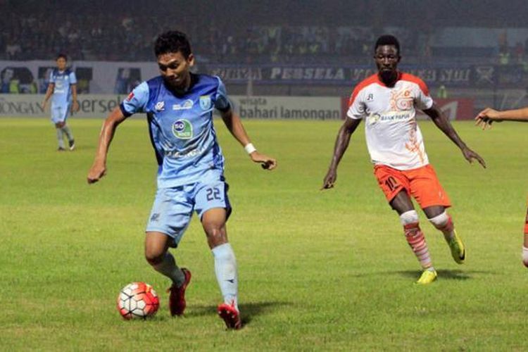 Salah satu aksi Dendy Sulistyawan (kiri) saat memperkuat Persela Lamongan di pentas TSC 2016.