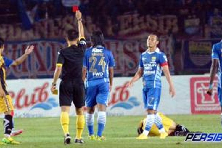 Gelandang Persib Bandung, Hariono, diganjar kartu merah pada pertandingan semifinal kedua Piala Presiden 2015 melawan Mitra Kukar, di Stadion Si Jalak Harupat, Sabtu (10/10/2015). 