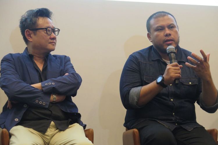 Dua dari enam juri 5-Min Video Challenge berskala regional, Eric Khoo (Singapura) dan Joko Anwar (Indonesia), saat konferensi pers pada Rabu (22/11/2017) di Sofitel Hotel, Singapura.