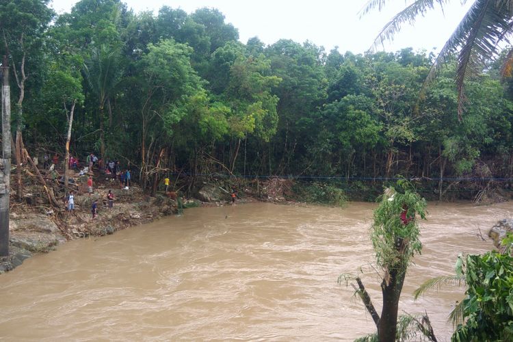 Jembatan di Dusun Gelaran 1, Bejiharjo, Karangmojo, Gunungkidul, rusak akibat banjir pada awal Desember 2017.