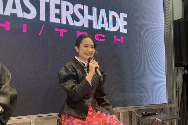 Public Figure Satine Zaneta dalam Press Conference Make Over MASTERSHADE ARCHI/TECH™?, di Astha Spac8, Jakarta Selatan,Senin (8/12/2025).