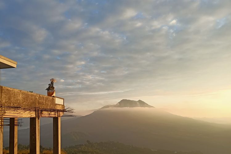 Pemandangan Gunung Batur dari kejauhan.