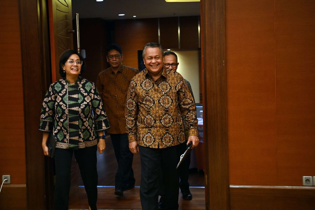 Menteri Keuangan Sri Mulyani Indrawati (kiri) didampingi Gubernur Bank Indonesia Perry Warjiyo (kedua kanan), Ketua Otoritas Jasa Keuangan Mahendra Siregar (kanan), dan Ketua Dewan Komisioner Lembaga Penjamin Simpanan (LPS) Purbaya Yudhi Sadewa (kedua kiri) bersiap memberikan keterangan dalam konferensi pers Hasil Rapat Berkala Komite Stabilitas Sistem Keuangan (KSSK) I Tahun 2023 di Kantor Kementerian Keuangan, Jakarta, Selasa (31/1/2023). Menteri Keuangan Sri Mulyani Indrawati optimistis pertumbuhan ekonomi Indonesia tetap kuat di atas 5 persen sepanjang tahun ini di tengah pemangkasan proyeksi oleh Dana Moneter Internasional (International Monetary Fund/IMF).