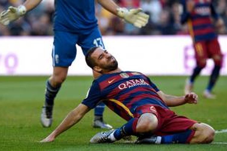 Arda Turan menjalani debut La Liga bersama Barcelona saat menjamu Granada di Camp Nou, Sabtu (9/1/2016).