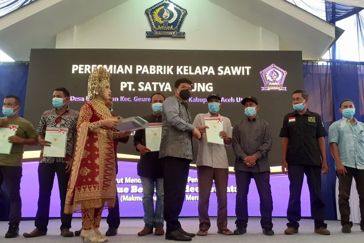 Menteri Agraria dan Tata Ruang/Kepala Badan Pertanahan Nasional (ATR/BPN) membagikan 10 sertifikat plasma kepada petani kelapa sawit di Kabupaten Aceh Utara, Aceh, Rabu (16/11/2022).