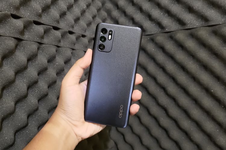 Desain punggung Oppo Reno6.