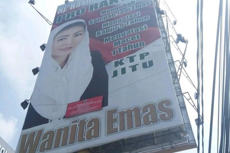 Sebuah reklame bergambar Mischa Hasnaeni Moein atau Wanita Emas yang disegel karena belum membayar pajak masih terpampang di Jalan Warung Jati Barat, Jakarta Selatan masih terpampang pada Selasa (10/5/2016).