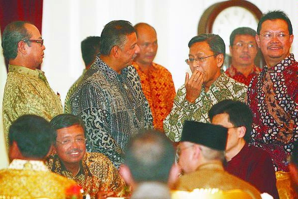 Sejumlah tokoh perbankan, antara lain Gubernur BI Burhanuddin Abdullah (kiri), Dirut BRI Sofyan Basyir, Menko Perekonomian Boediono, dan Ketua Perbanas Sigit Pramono (kanan), berbincang sebelum santap siang bersama Presiden Susilo Bambang Yudhoyono di Istana Merdeka, Jakarta, Jumat (4/4). Presiden meminta dukungan perbankan bagi peningkatan produksi pangan dan energi.  