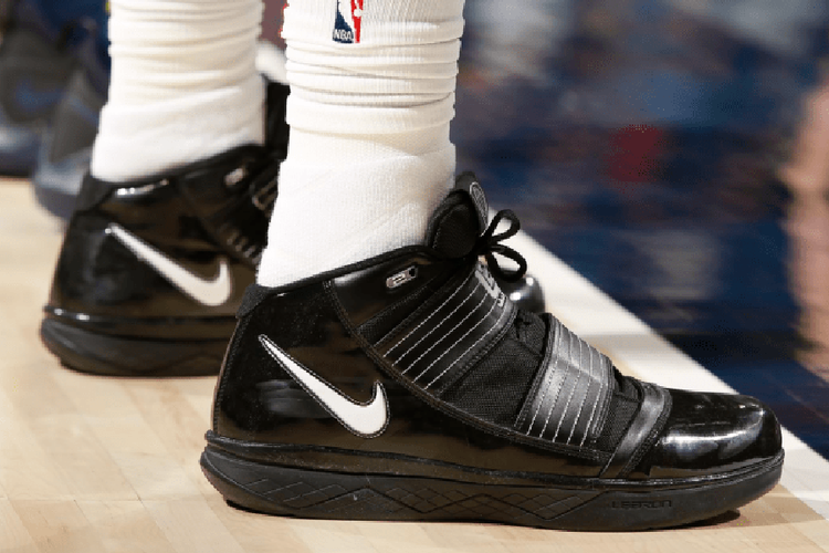 Mega bintang Cleveland Cavaliers, LeBron James yang mengenakan sepatu jadul the Zoom Soldier 3. Edisi awal sepatu itu dibuat di tahun 2009.  