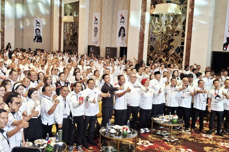 Ketua Umum Partai Solidaritas Indonesia (PSI) Kaesang Pangarep saat berfoto bersama jajaran pengurus partainya saat membuka rapat koprdinator wilayah (Korwil) DPW  PSI se- Bali di Badung, Provinsi Bali, pada Sabtu (24/1/2025). KOMPAS.com/ Yohanes Valdi Seriang Ginta  