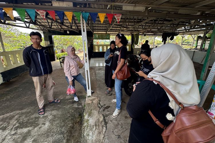Redaksi Kompas.com berziarah ke makam Mohamad Latip di Taman Pemakaman Umum (TPU) Tirta Jaya, Depok, Jawa Barat pada Sabtu (13/9/2025).