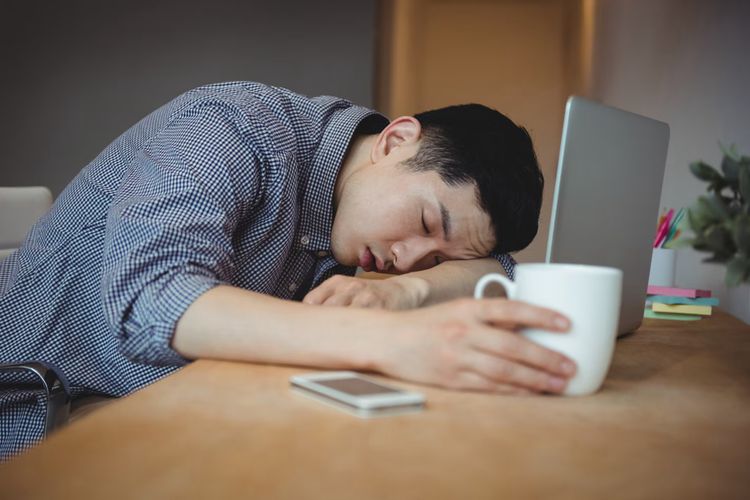 Tidur lebih lama belum tentu bikin segar. Psikiater menjelaskan kenapa bangun siang justru bisa membuat mood menurun dan tubuh terasa lesu.