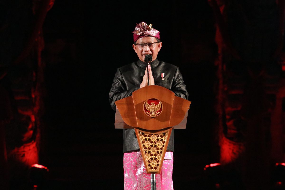 Gubernur Bali I Wayan Koster dalam acara Pesta Kesenian Bali (PKB) ke-44 Tahun 2022 di Panggung Terbuka Ardha Candra Art Centre, Denpasar, Minggu (12/6/2022)

