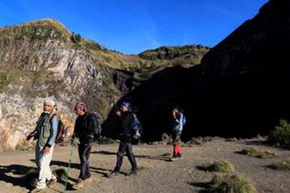 Ahli geologi, Indyo Pratomo (kiri) dan tim Ekspedisi Cincin Api Kompas menjelajahi kawasan kawah Gunung Batur, Bali, Jumat (7/10/2011).