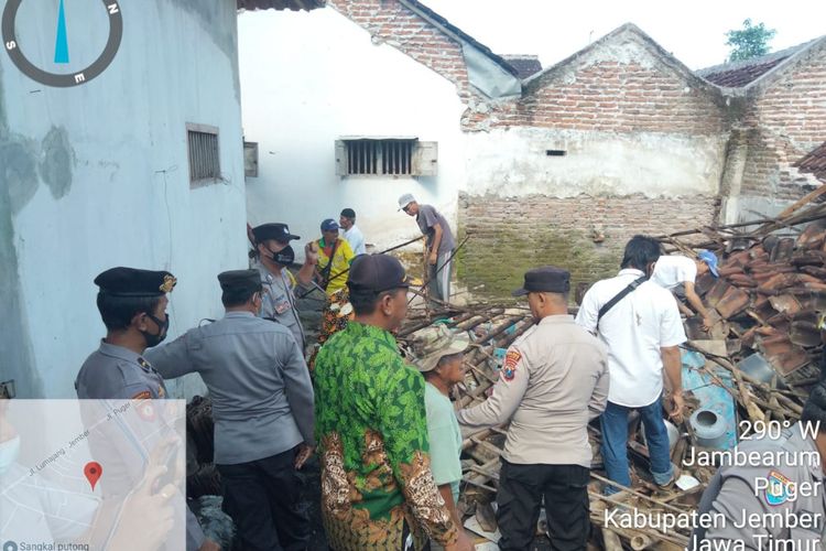 Rumah warga Jember yang ambruk karena Gempa yang terjadi pada Kamis (16/12/2021)