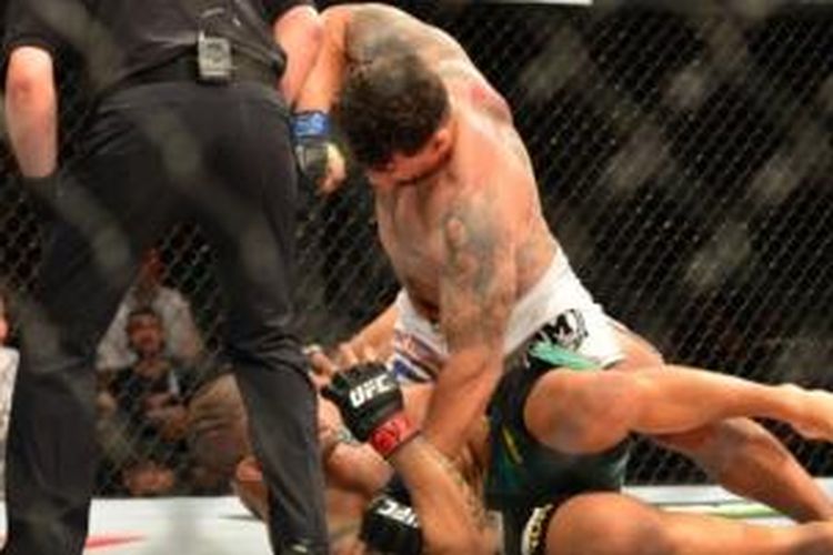 Frank Mir menjatuhkan Antonio 