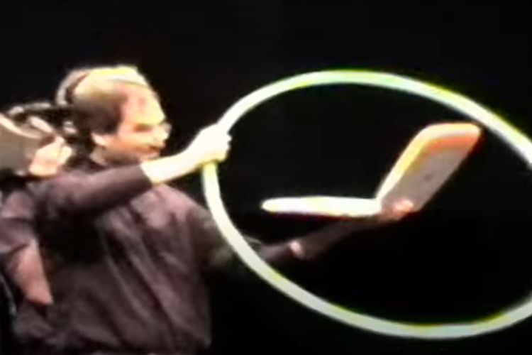 CEO Apple, Steve Jobs, mendemonstrasikan fitur wireless networking di iBook pakai ring hula hoop pada peluncurannya 21 Juli 1999 lalu.