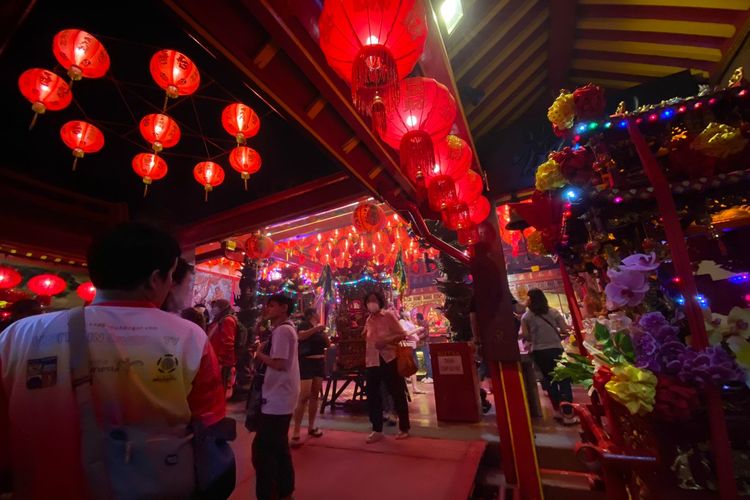 Suasana malam di Vihara Dhanagun sebelum Cap Go Meh 2023 di Bogor, Sabtu (4/2/2023). 