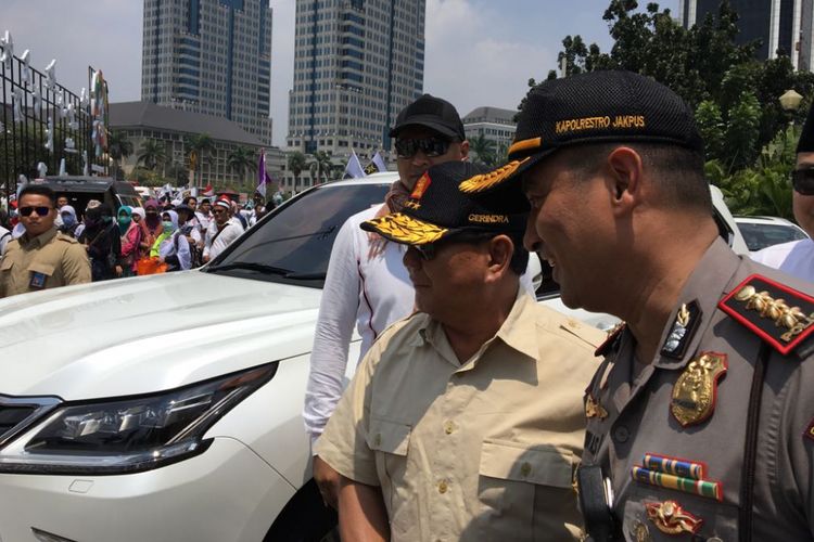 Ketua Umum Partai Gerindra, Prabowo Subianto turut hadir dalam Aksi Bela Rohingya yang digelar Partai Keadilan Sejahtera (PKS) di Bundaran Patung Kuda, Jakarta, Sabtu (16/9/2017). 