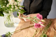 Cara Menata Bunga di Vas untuk Dekorasi Meja di Rumah